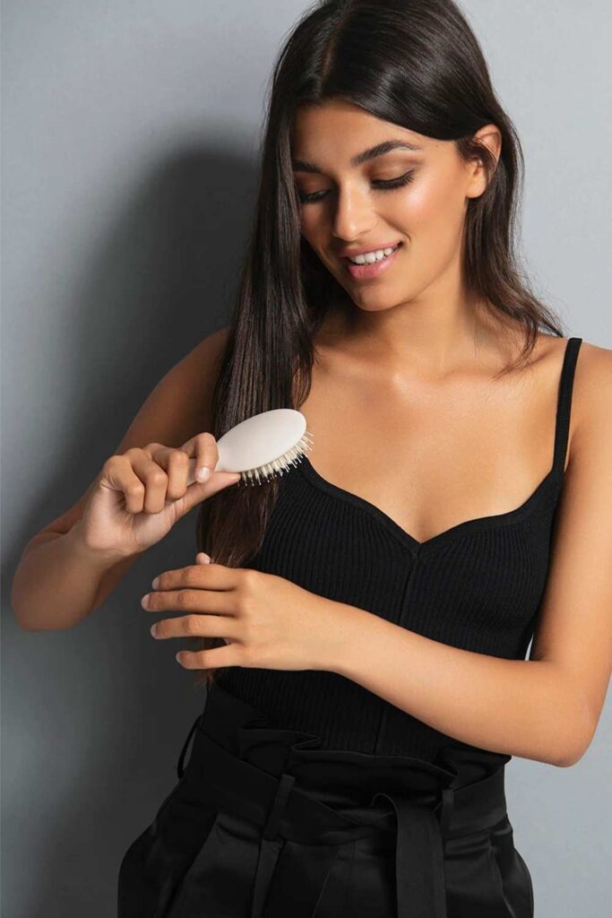 1A Hair The Complete Guide to Care, Styling, Common Problems & Expert Tips 2 The Hair Edit Gold Finish & Shine Boar Bristle Brush